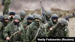 Російські спецназівці без пізнавальних знаків окуповують Крим. Сімферополь, 5 березня 2014 року