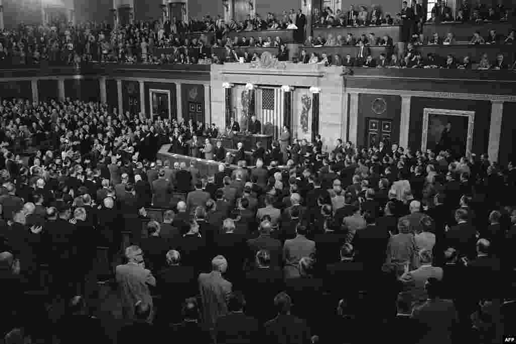 Президент Кеннеди Конгрессте 1970-жылга чейин Айга адам учуруу үчүн каражат бөлүү жөнүндө сүйлөп жатат. АКШ. 26-май, 1961-жыл. 