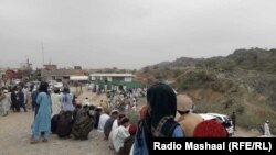 سپینوام کې ځايي خلک په احتجاج راوتلي ول چې کورم تنګي ډېم کې یې دوی له کارونو ګوښه کړي. ۲۰۲۰، ۱۵ جولای