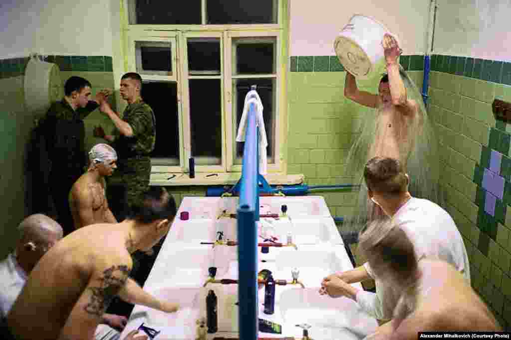 После дня в минусовой температуре - обратно в казармы. Горячей воды, как и душа, нет.