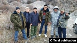 (Оңдон солго): катарда биринчи турган шектүү Мелис Калыков, катарда үчүнчү турган маркум прокурор Анарбай Мамажакыпов. Сүрөт Интернеттен алынды.