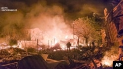 Ukrajinske hitne službe saniraju posljedice ruskog napada dronom na Harkiv kasno uveče 29. aprila