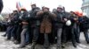 Чоловіки Євромайдану проводять вишкіл протидії силовикам