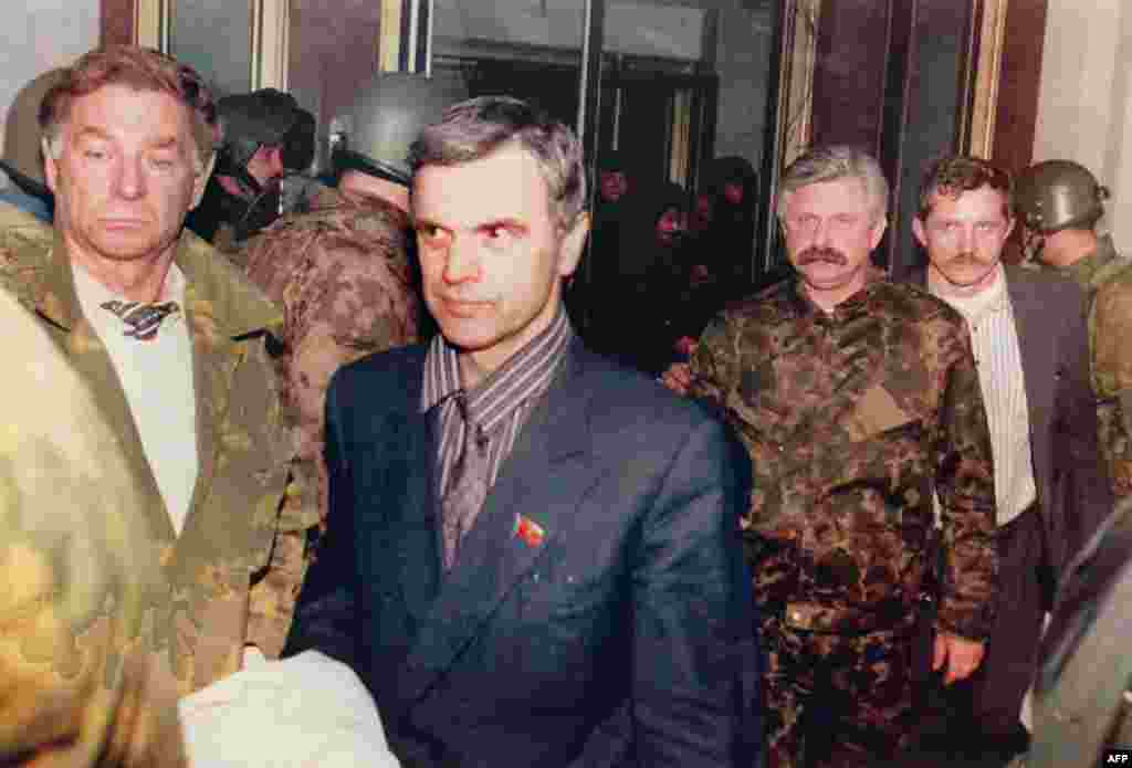 Руслан Хасбулатов менен Александр Руцкойду Ак үйдөн алып чыгышууда. 4-октябрь, 1993.