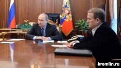 Президент Росії Володимир Путін і керівник організації «Український вибір» Віктор Медведчук (праворуч) у Кремлі, 2016 рік