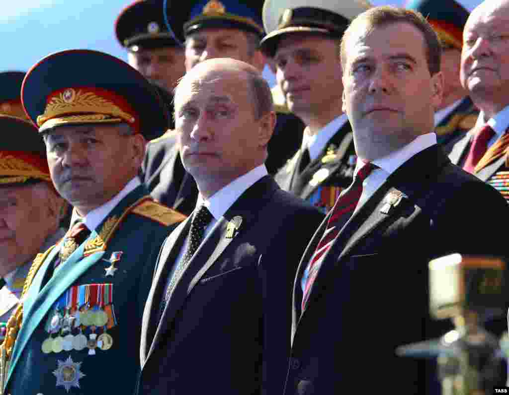Ministar obrane, Sergej Šoigu, predsjednik Vladimir Putin i premijer Dmitri Mededev prisustvovali su paradi.