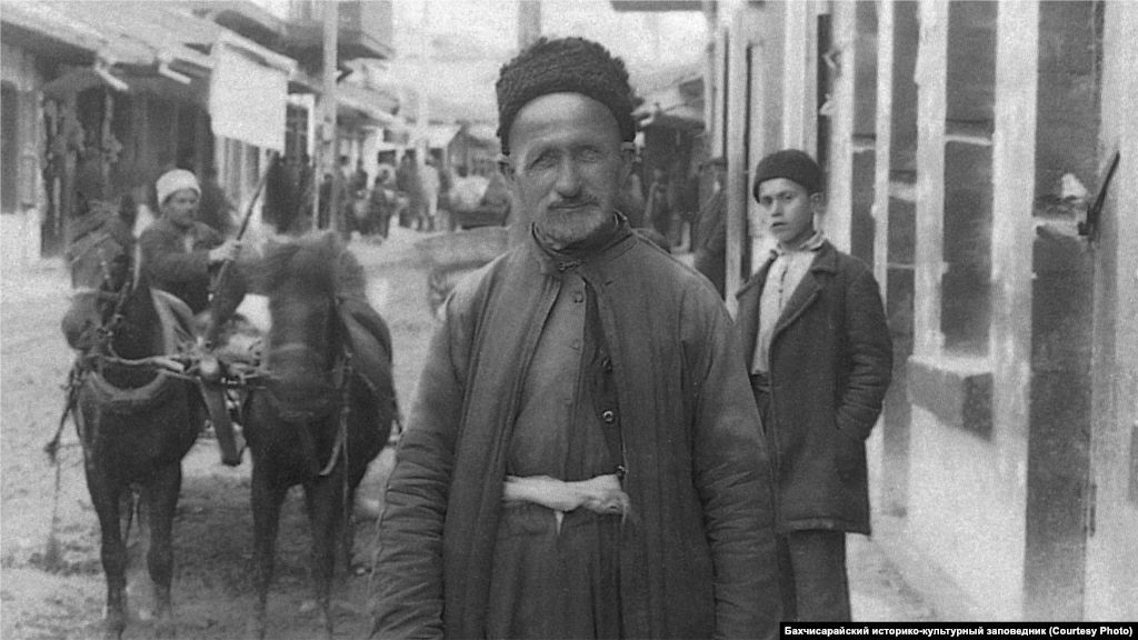 Житель Бахчисарая, 1920-ті. Чоловіки вкривали голову низькою смушевою шапкою, тюбетейкою або фескою. Сорочка з широкими рукавами заправлялася в широкі суконні шаровари і підперізувалася широким поясом. Поверх сорочки одягали короткий жилет із ґудзиками, а зверху &ndash; довгий каптан