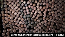 Двоє українських військових внаслідок обстрілів загинули.