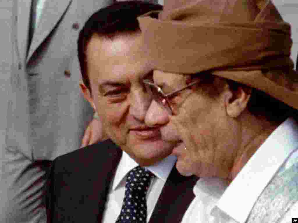 Червень 1996. Каддафі спілкується з єгипетським президентом Хосні Мубараком під час візиту до Каїру. Обидва лідери зрештою були повалені внаслідок «арабської весни».