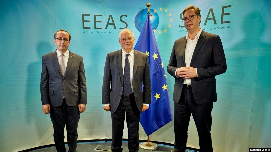 Premijer Kosova Avdulah Hoti, šef evropske diplomatije Žozep Borelj i predsednik Srbije Aleksnadar Vučić u Briselu 16. jula 2020.