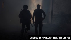 За словами Сергія Гайдая, зараз та ситуація, коли перебувати на розбитих за кілька місяців позиціях немає сенсу. На фото: українські бійці у промисловій зоні Сєвєродонецька, 20 червня 2022 року
