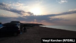 У «диких» умовах: як минає літо на озері Чокрак (фотогалерея)