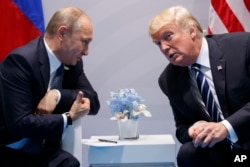 Президент Дональд Трамп зустрічається з президентом Росії Володимиром Путіним на саміті G-20 у Гамбурзі, Німеччина, 7 липня 2017 року