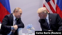 Президент США Дональд Трамп (праворуч) і президент Росії Володимир Путін під час двосторонньої зустрічі на саміті «Групи двадцяти» (G20) у 2017 році