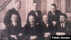 Кіраўнікі місій БНР у эўрапейскіх краінах, 1919 год. Сядзяць (злева направа): Яўген Ладноў, Васіль Захарка, Мікола Вяршынін, Леанард Заяц; стаяць: Лявон Вітан-Дубейкаўскі, Янка Чарапук, Яўхім Бялевіч. 