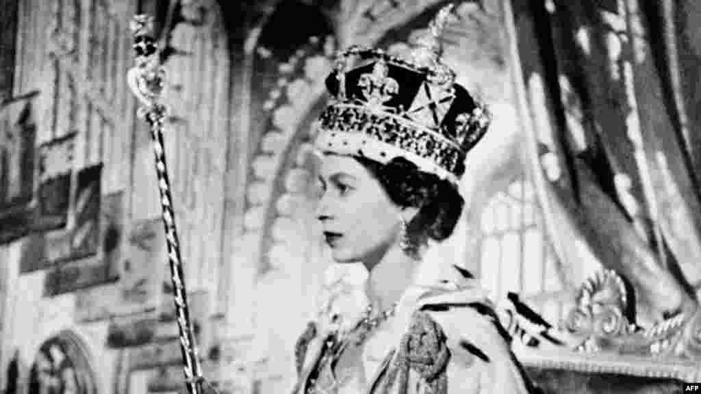 Королева Єлизавета II виступає в день своєї коронації 2 червня 1953 року, майже через 1,5 року після того, як вона стала королевою після смерті свого батька, Георга VI, 6 лютого 1952 року. Її коронація була першою, яку показало телебачення