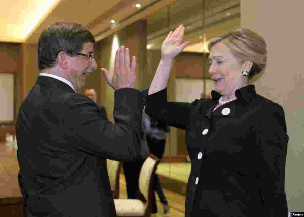 Hillary Clinton i turski ministar spoljnih poslova Ahmet Davutoglu, Abu Dhabi, 9. juni 2011. Foto: REUTERS / Susan Walsh