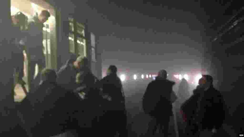 Жүргүнчүлөр Брюсселдин борборундагы Малбек метро станциясындагы жардыруудан соң Арт-Луа менен Малбэк станцияларынан сыртка чыгып жатышат. 