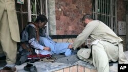 در حمله انتحاری در شهر مزارشریف خبرنگاران هدف قرار گرفتند