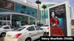 Many Turkmen beauticians and hairdressers have taken a portion of their business underground to evade a draconian ban on certain services for women, such as microblading their eyebrows or even dyeing their hair. (file photo)