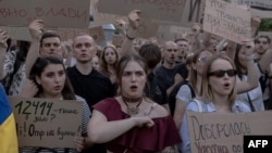 Protestatarii țin pancarte în timpul unei demonstrații împotriva unei legi care elimină independența a două organisme anticorupție. Kiev, 23 iulie.