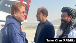 صادق خان، نمایندۀ ویژۀ پاکستان برای افغانستان (چپ) در حال احوالپرسی با یک مقام طالبان در کابل