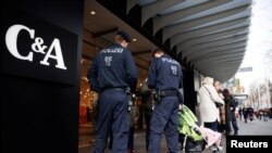 Полиција го проверува статусот на вакцинација на купувачите на влезот од продавницата, откако австриската влада воведе блокада за приближно два милиони луѓе кои не се целосно вакцинирани против КОВИД-19. Виена, Австрија. 16 ноември 2021 година. 