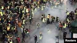 У Парижі поліція застосувала проти протестувальників сльозогінний газ