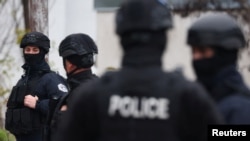 Kosovski policajci u Severnoj Mitrovici 12. decembra 2022.
