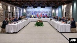 Турскиот министер за надворешни работи, Хакан Фидан (црева), руската делегација (десно) и украинската делегација (лево) на состанок за мировни преговори, Истанбул, мај 2025