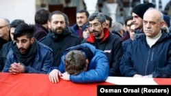 На похоронах жертв теракта в Стамбуле 1 января