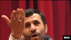 روزنامه جمهوری اسلامی از محمود احمدی نژاد خواسته از پرونده هسته ای بهره برداری نکند.