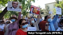 “Сапат” билим берүү мекемесинин президенти Орхан Инандыны табууну талап кылган жарандар Түркиянын Кыргызстандагы элчилигинин астында. 02.06.2021
