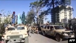 افراد گروه طالبان متهم هستند که نظامیان حکومت پیشین را بازداشت کرده و آنان را به قتل می رسانند. 