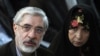 میرحسین موسوی و همسرش زهرا رهنورد در جریان سخنرانی انتخاباتی در مشهد (اردیبهشت ۸۸)