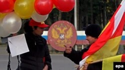 Доминирующими в работах Ушанга Козаева являются цвета осетинского национального флага
