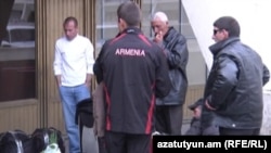 Արխիվ -- Արտագնա աշխատանքի մեկնող տղամարդիկ օդանավակայանում