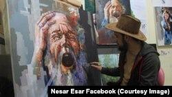 نثار ايثار په خپل سټوډيو کې پر پو انځور کار کوي