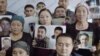 Родственники пропавших в Китае этнических казахов встречаются с прессой в Казахстане. Кадр из фильма "Внутренний секрет Китая".