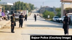 د باجوړ پولیس په سړک د تالاشۍ په حال کې - انځور له ارشیفه 