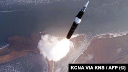 Fotografija severnokorejskih vlasti prikazuje lansiranje hipersonične rakete, 7. januar 2025.