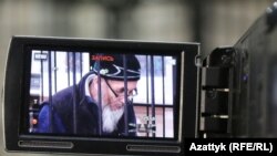 Азимжан Аскаров соттук териштирүүлөрдүн биринде. Январь, 2017-жыл.