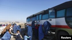 آرشیف- شماری از زنان افغان برای درمان در یک کلینیک صحی سیار مراجعه کرده اند