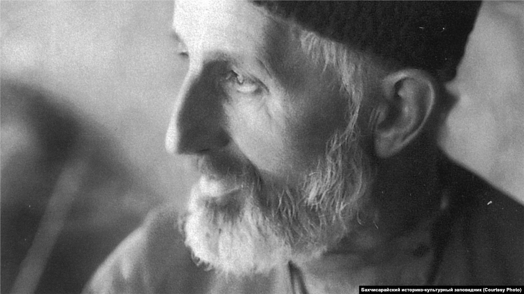 Чинбар. Бахчисарай, 1920-ті. Взуття робили зі шкіри. Чоловіки носили постоли, черевики без халяв і чоботи з підковами. Жінки взимку вдома носили чобітки, влітку &ndash; розшиті туфлі без задників із гострими носками. В урочистих випадках взували шиті золотом туфлі
