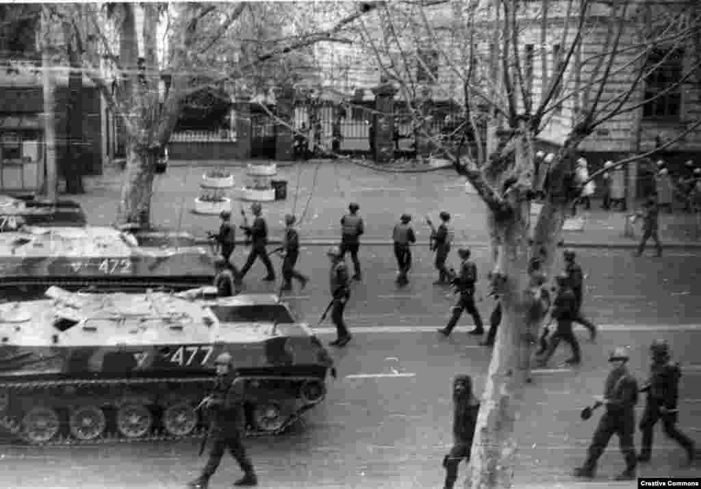Советские войска во время подавления восстания в Тбилиси в 1989 году. По мере приближения распада СССР Грузия все громче говорила о необходимости независимости. Но параллельно и Абхазия все сильнее настаивала на собственном суверенитете в составе не распавшейся еще страны.