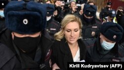 Rusija- Članicu medicinskog sindikata Saveza doktora i Navaljinog ličnog doktora Anastasiju Vasiljevu policijski službenici zadržavaju na ulazu u kaznenu koloniju N2, gde je Aleksej Navalni prebačen na kaznu od dvije i po godine zatvora, 6. aprila 2021