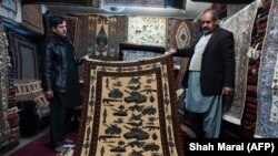 یک تخت قالین افغانستان حین نمایش از سوی یکی از تجاران قالین