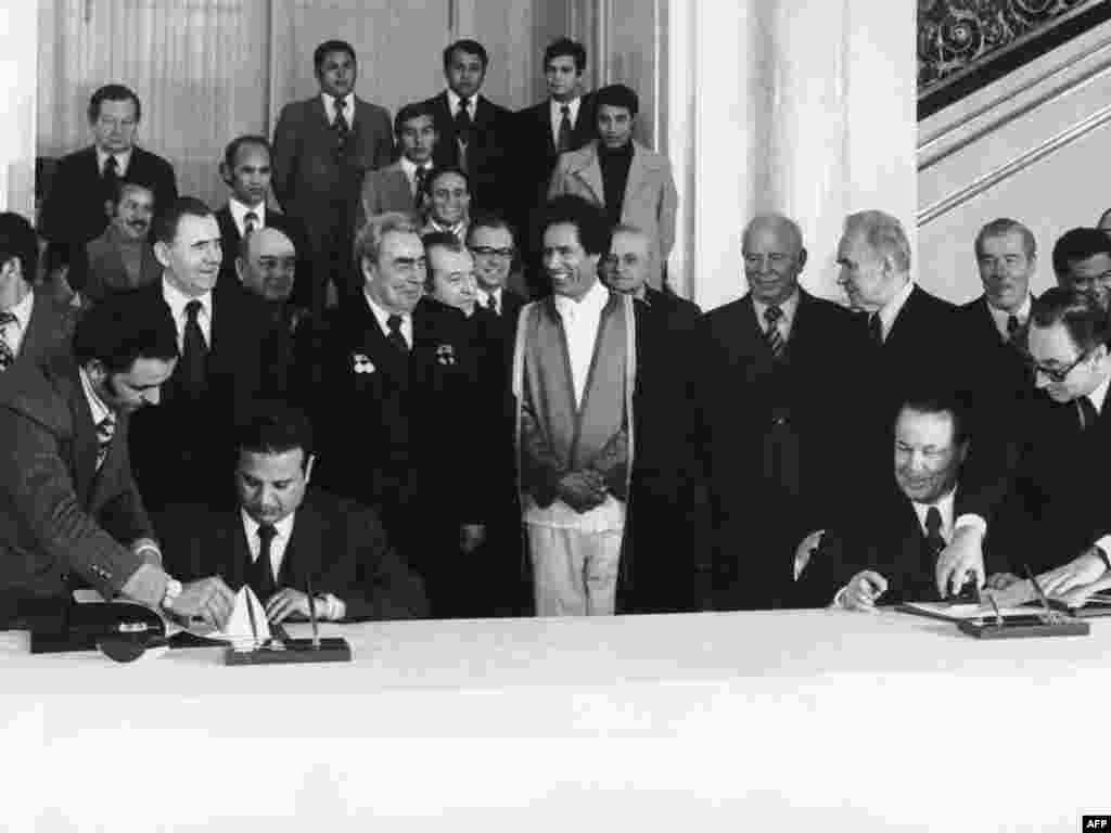 Грудень 1976. У центрі – Муаммар Каддафі та лідер СРСР Леонід Брежнєв під час підписання сторонами угоди в рамках візиту лівійської делегації до Москви.