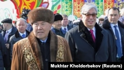 2019-жылы 21-мартта өзүнүн отставкасы тууралуу жарыялаган Нурсултан Назарбаев (солдо) анын ордуна келген Касым-Жомарт Токаев менен Ноорузду майрамдоо учурунда. 21-март, 2019-жыл. Астана.