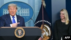 Дональд Трамп и генеральный прокурор Пэм Бонди
